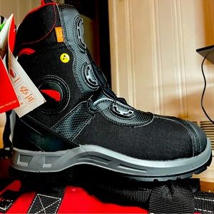 RED WING STYLE #3208
MEN'S PETROKING 8-INCH BOOT